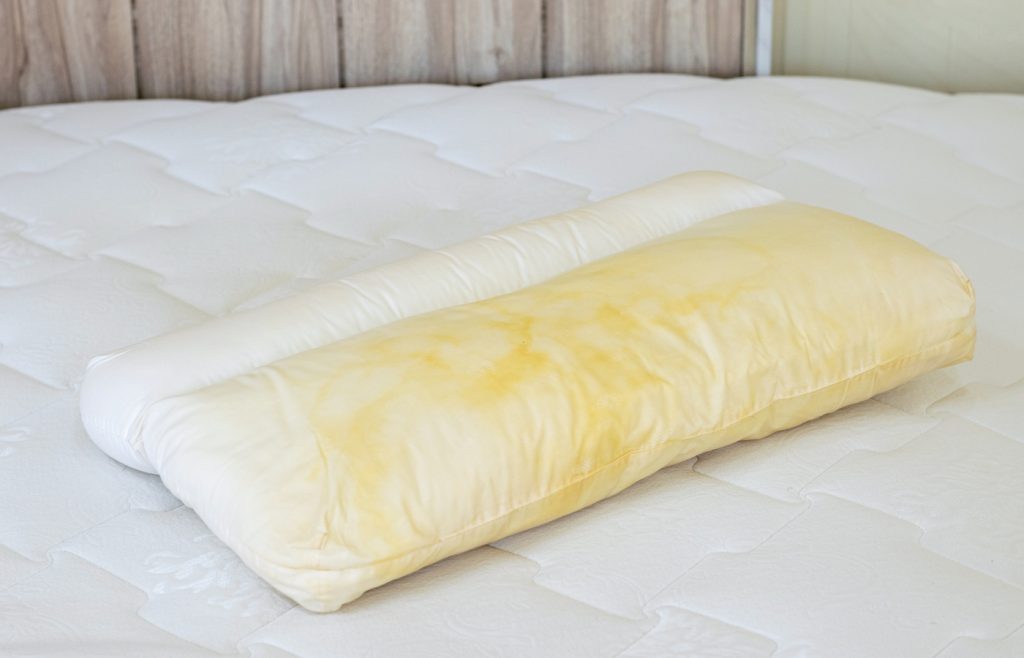Cleaning a yellowed mattress and pillow